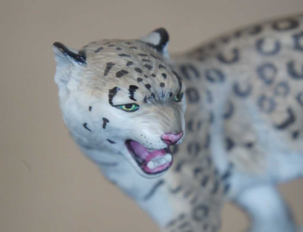 Hotsell Franklin Mint Porcelain Snow Leopard - Cats of the World Series